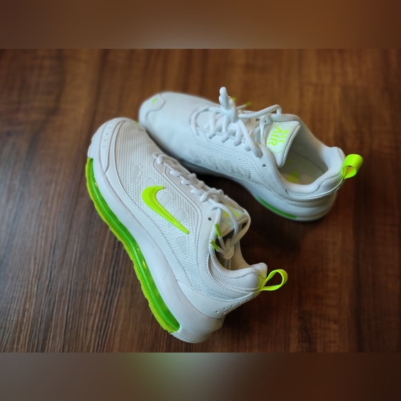 NWT Nike Air Max AP in White/Volt (Size 9) - Picture 3 of 7